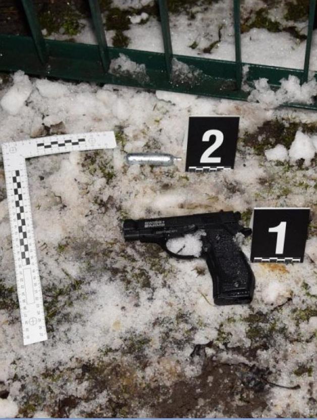 Policjanci zatrzymali dwóch 18-latków, którzy wczoraj strzelali do tramwajów w Krakowie