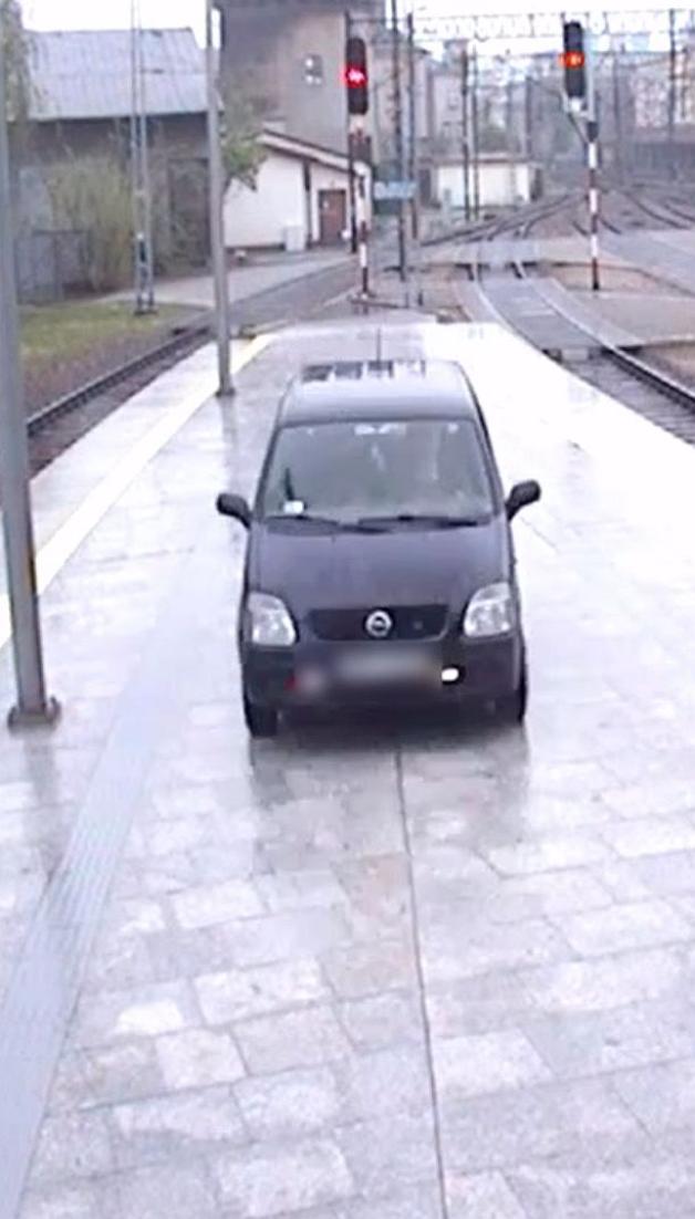 [VIDEO] Pijany kierowca wjechał na peron dworca kolejowego. Był kompletnie pijany!
