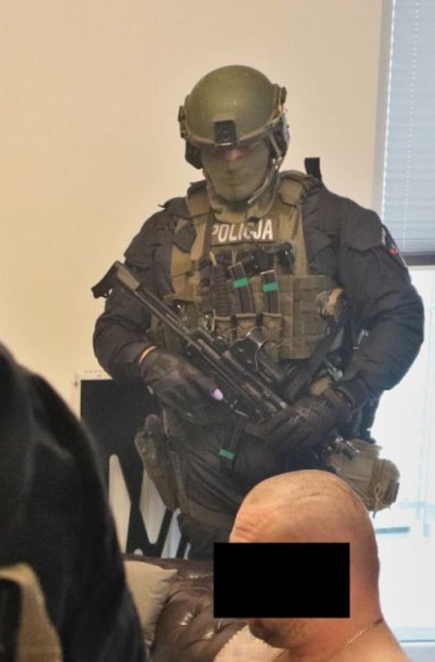 [VIDEO] Pseudokibice podejrzani m.in. o przemyt narkotyków, wymuszenia rozbójnicze, groźby, pobicia ...