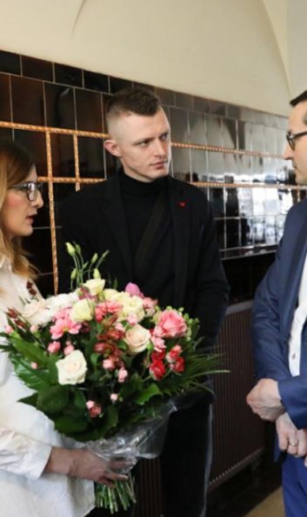 [VIDEO] Premier Mateusz Morawiecki z odwiedzinami i prezentem u pierwszych w Polsce sześcioraczków