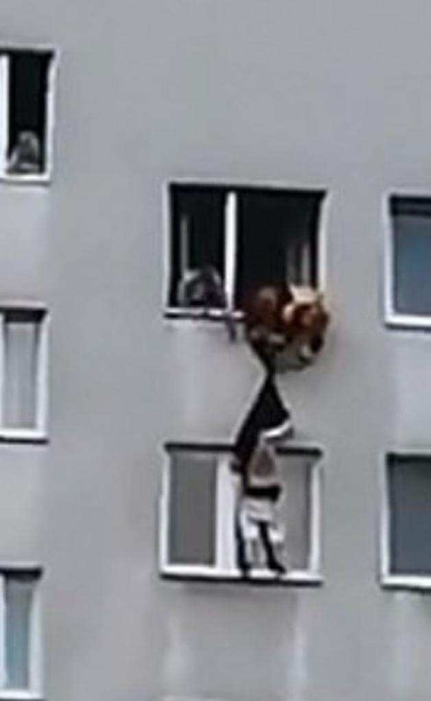 Chciał wyskoczyć z okna, uratowali go funkcjonariusze