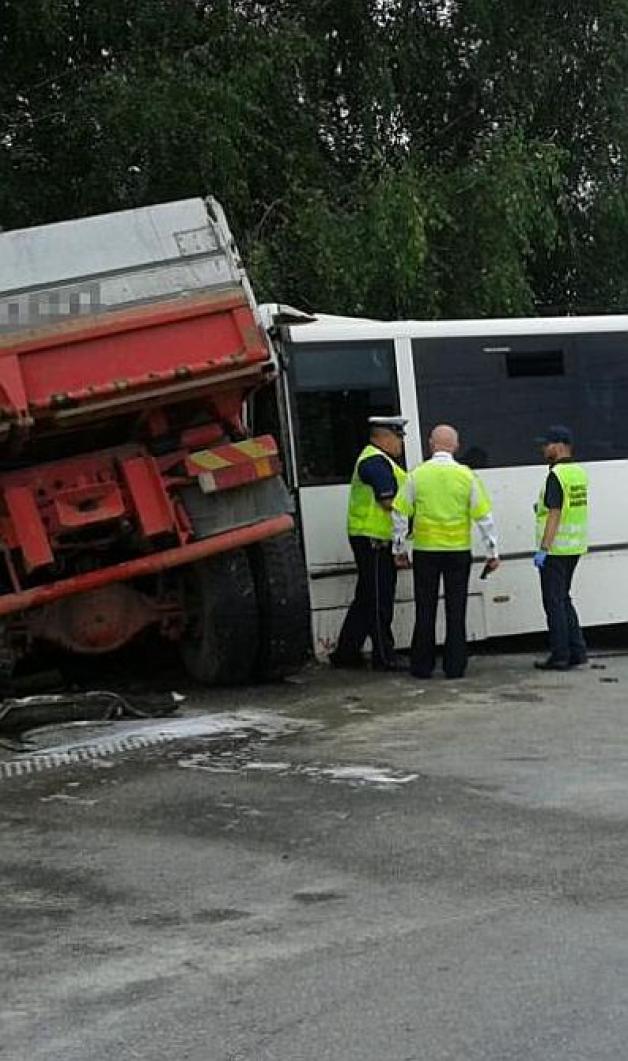 Katastrofa w ruchu lądowym pod Nowym Sączem. Jedna osoba zginęła, wiele rannych
