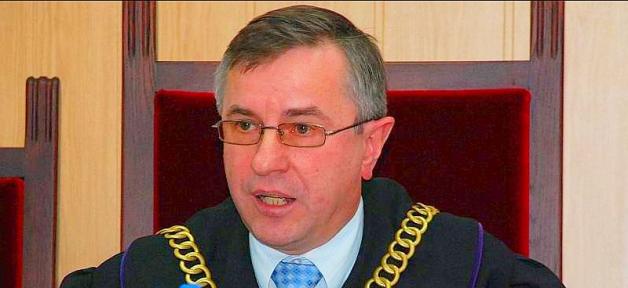 [VIDEO] TOGI BEZ SUMIEŃ:4-letnie dziecko i matka w przyszpitalnej aptece niosąca pomoc chorym na koronawirusa i ich rodzinom. A sędzia Andrzej Głowacz z Opola odmówił zdyscyplinowanemu więźniowi - ojcu dziecka - wyjścia w połowie kary, by zadbał o rodzinę!