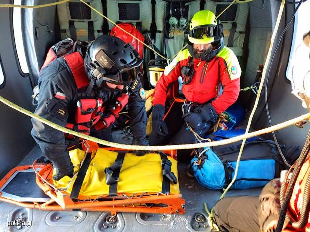 [VIDEO] Uratowana przez policyjnych pilotów i ratowników TOPR