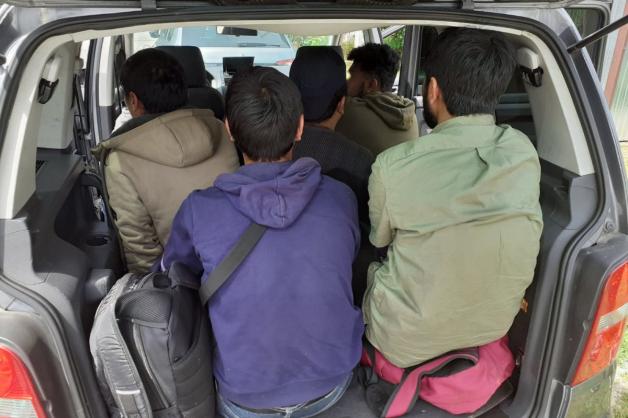 Siedmiu imigrantów w volkswagenie. Zatrzymano obywatela Ukrainy, czterech obywateli Chin pochodzących z Tybetu, dwóch ze Sri Lanki i jeden obywatel Pakistanu. Zamierzali dotrzeć do Francji