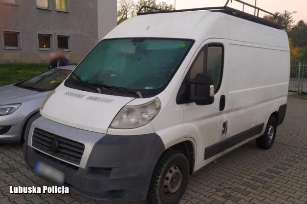 Lubuscy policjanci zatrzymali busa na czeskich numerach z 41 imigrantami z Iraku oraz Turcji  na pokładzie. Chciały nielegalnie przekroczyć granice z Niemcami. Samochód kierowany był przez obywatela Ukrainy