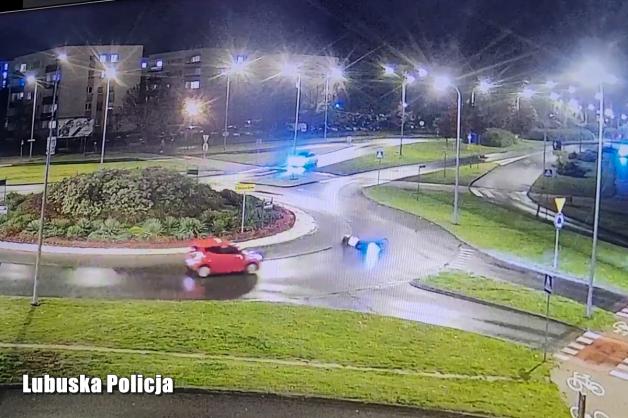 Elektryczny rower na rondzie i samochód plus śliska droga.