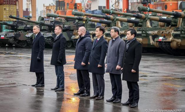 [VIDEO] Prezydent, Wicepremier, oraz Szef BBN: Południowokoreańskie uzbrojenie dla polskiej armii już w Polsce.