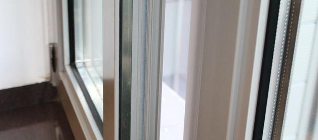 Dwulatek na parapecie za oknem, mama i tato na haju