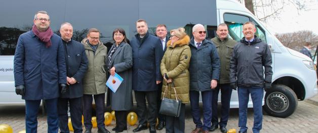[VIDEO] Minister Przemysław Czarnek uczestniczył w przekazaniu busa Zespołowi Szkół Specjalnych w Warcie