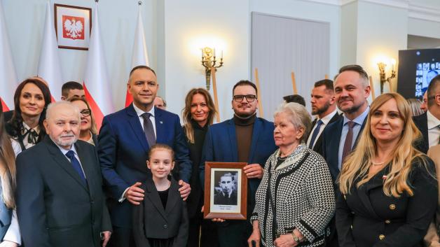 [VIDEO] Wręczenie not identyfikacyjnych rodzinom ofiar totalitaryzmów